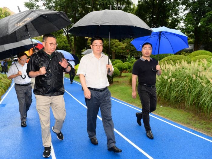 坚持以满足人民健康需求为导向！区委书记走访调研新一轮民心工程推进落实情况