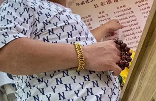 上海阿姨足浴店泡脚花10万，还欠17万？按摩师：我想认你做妈妈