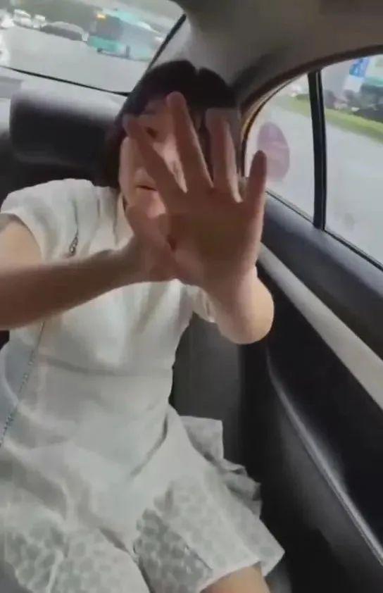 西安一女子长期坐出租车不给钱，目前已被抓