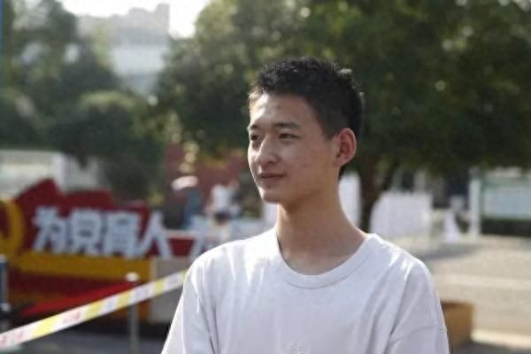 敬礼娃娃报到北大