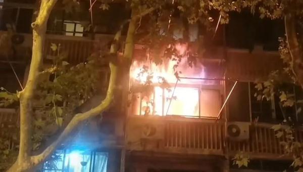 上海长宁一住宅失火致1死，消防：疑似人为纵火