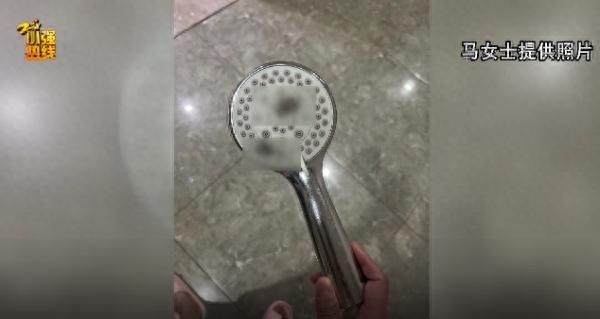 女子在酒店洗澡，感觉越来越臭！仔细一看要吐了：半个月吃不下饭……