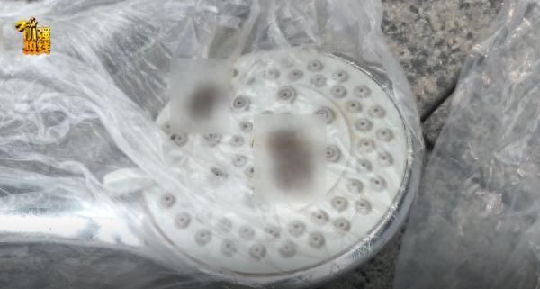女子在酒店洗澡，感觉越来越臭！仔细一看要吐了：半个月吃不下饭……