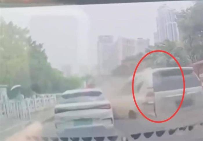 SUV连撞多车亲历者:肇事司机在冷笑