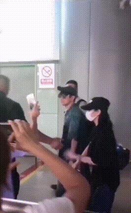 打飞粉丝手机，激光笔扫射，林俊杰女经纪人脾气这么大？