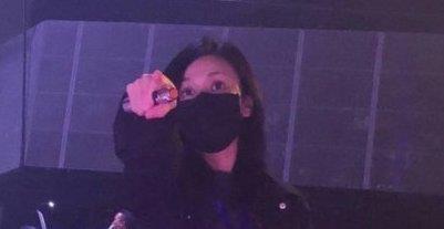 打飞粉丝手机，激光笔扫射，林俊杰女经纪人脾气这么大？