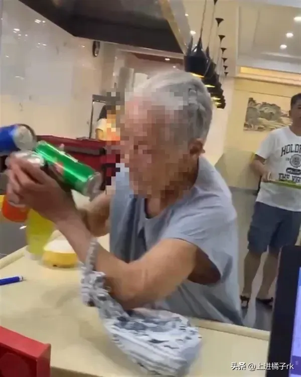 媒体评九旬老太摔打物品大闹快餐店