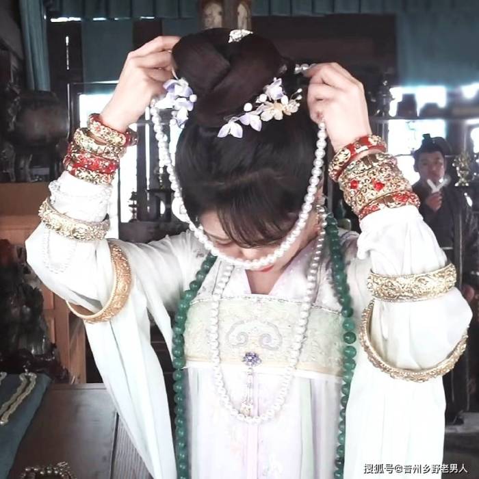 杨紫双手戴满镯子
