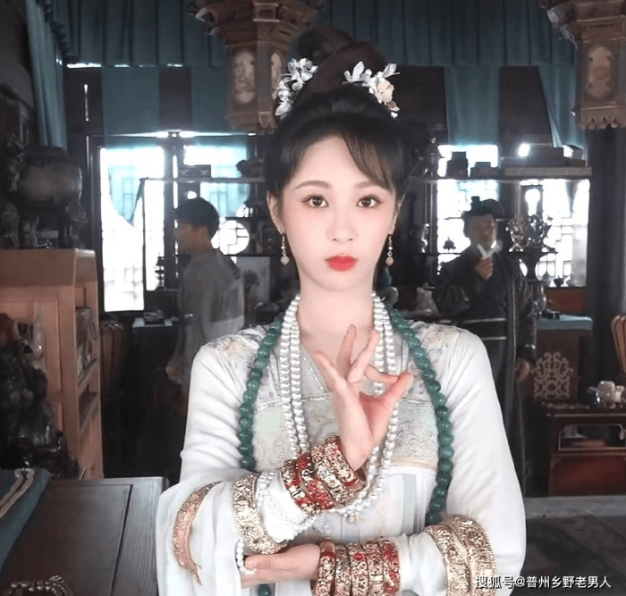 杨紫双手戴满镯子