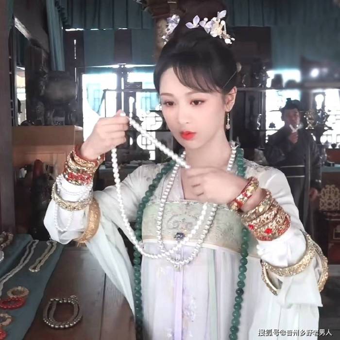 杨紫双手戴满镯子