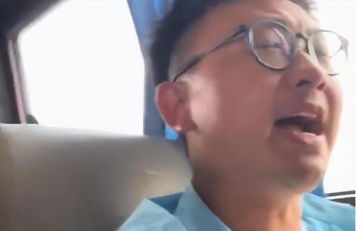 男子跟团旅游3小时狂放80个屁，全车崩溃求开窗怒骂：机关枪啊！