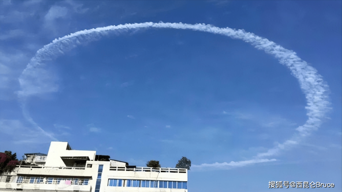 大连上空现黑色烟圈