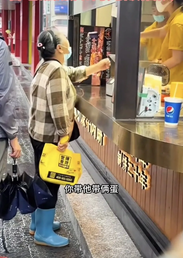 老太插队被店员制止后破口大骂