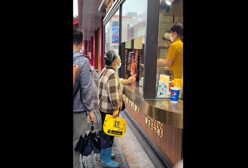 老太插队被店员制止后破口大骂