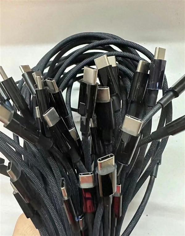 官方100多数据线必须买苹果拒绝与安卓互通！iPhone15的USB-C数据线曝光