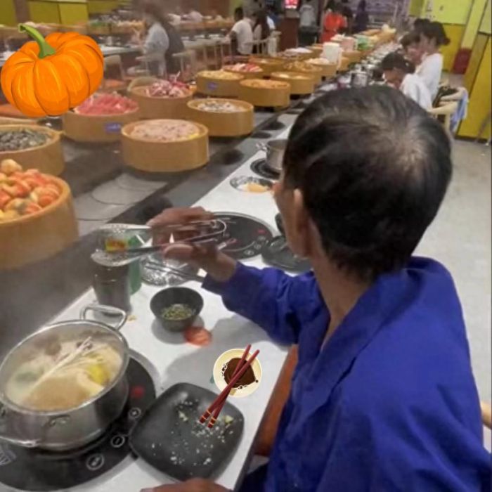 爸爸第一次吃自助火锅满脸拘谨