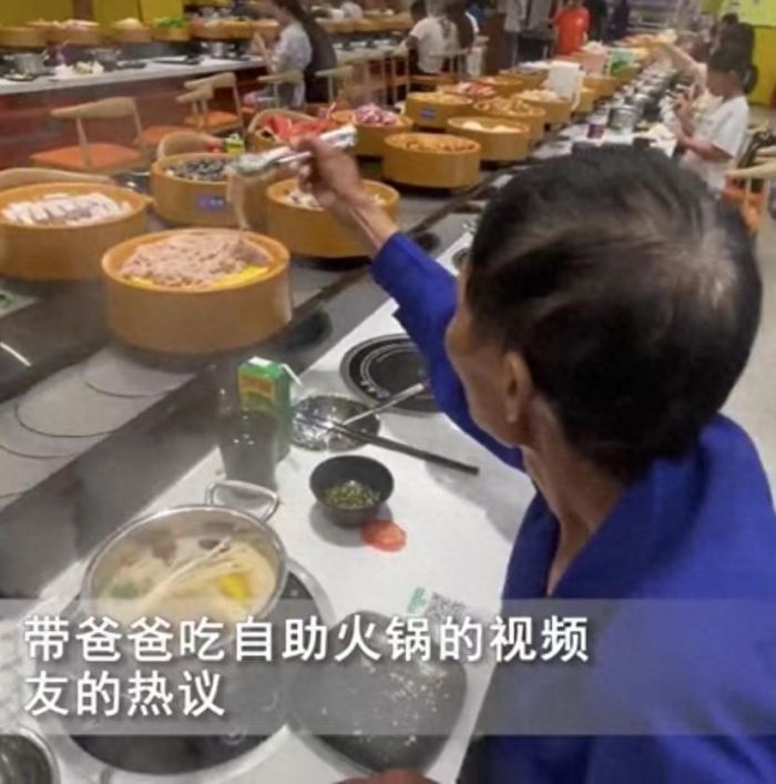 爸爸第一次吃自助火锅满脸拘谨