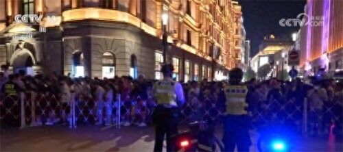 上海外滩景区持续高客流警方采取多种措施保障游客安全