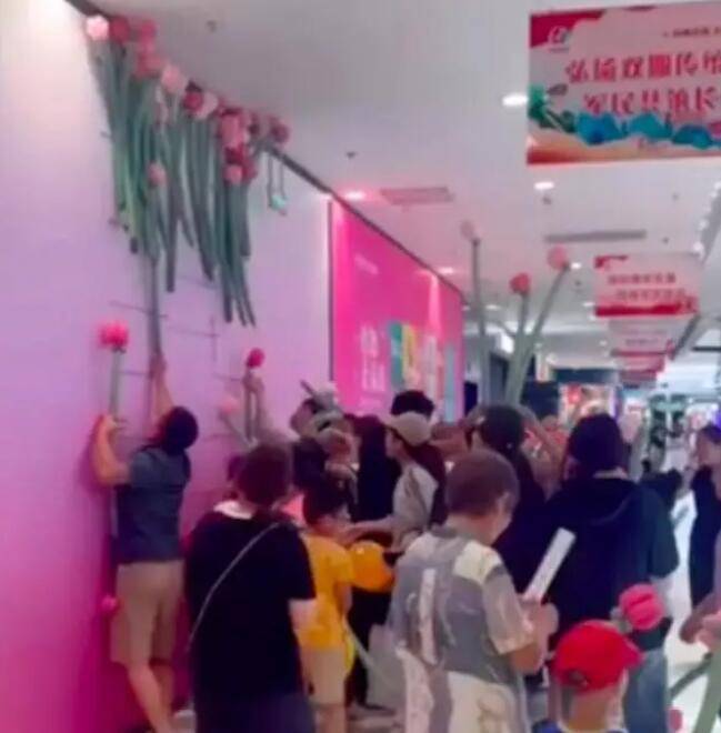 七夕拍照花墙被抢光