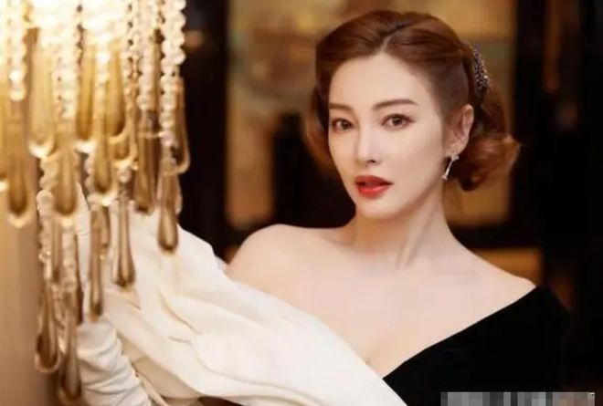 张雨绮言论引众怒！称699元买不了一双袜子，紧急发文道歉仍遭骂