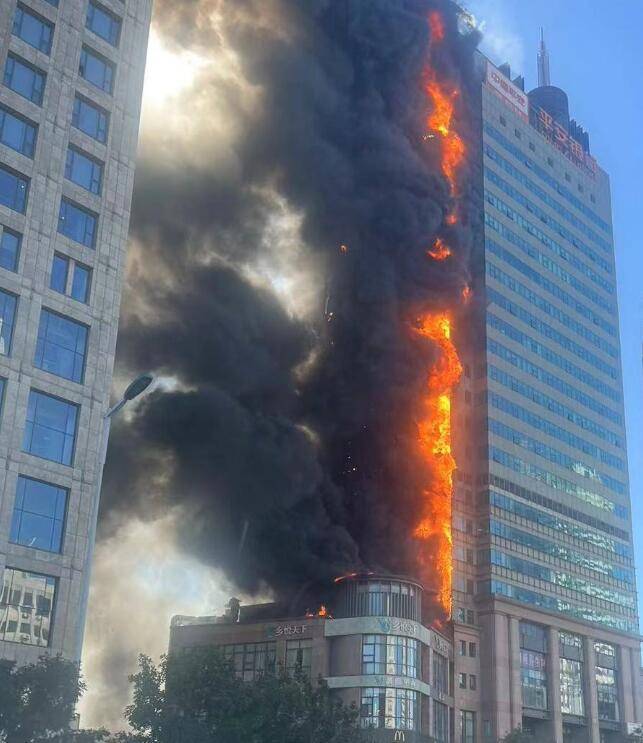 天津着火大厦火势已被控制