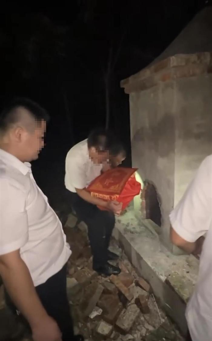 安徽一殡仪馆闹乌龙：家属称遗体还没火化骨灰就已出炉，工作人员夜赴墓地取回争议骨灰盒