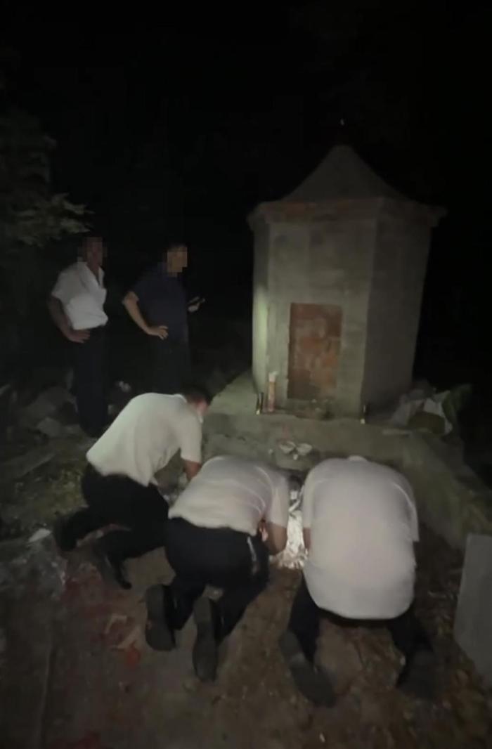 安徽一殡仪馆闹乌龙：家属称遗体还没火化骨灰就已出炉，工作人员夜赴墓地取回争议骨灰盒