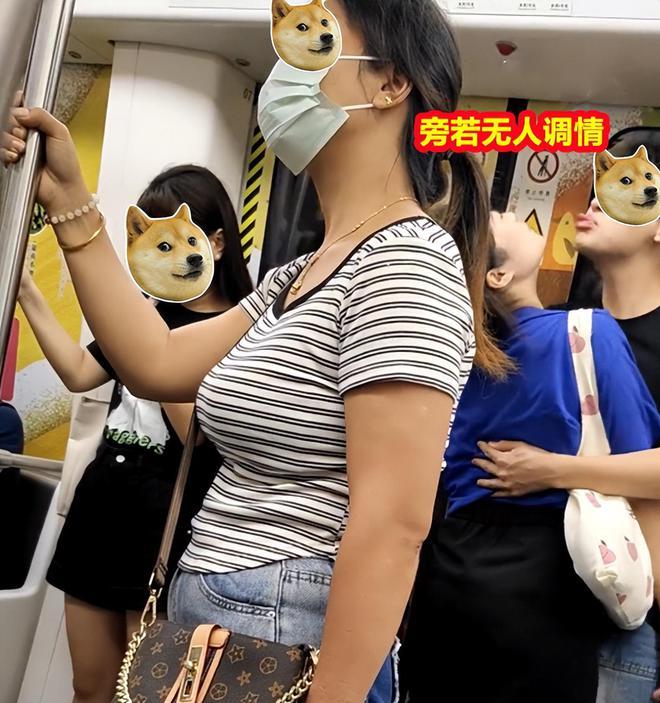 情侣地铁上秀恩爱，靠门上又亲又抱旁若无人，乘客尴尬不已