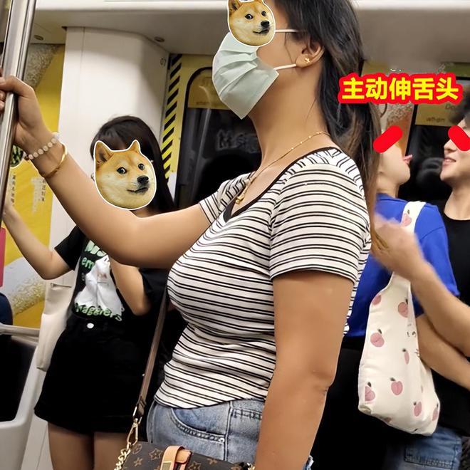 情侣地铁上秀恩爱，靠门上又亲又抱旁若无人，乘客尴尬不已
