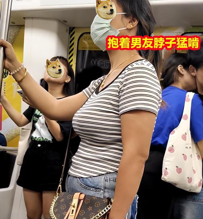 情侣地铁上秀恩爱，靠门上又亲又抱旁若无人，乘客尴尬不已