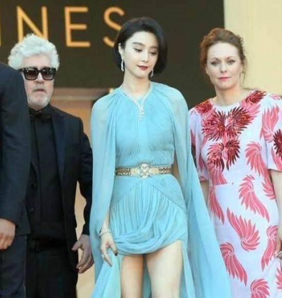 唐嫣短裙亮相依旧女神范，却因美腿太油腻引网友围观