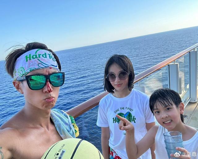 吴尊陪儿女打篮球受伤留疤血从鼻梁伤口流下仍淡定自拍