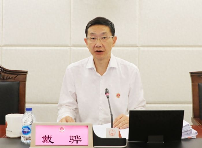 区十七届人大常委会召开第十四次会议