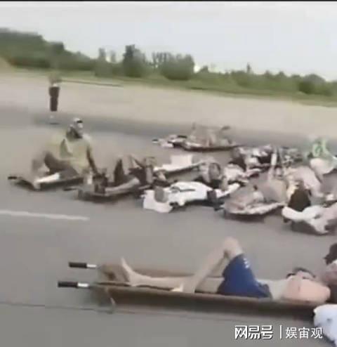 惨啊！莫斯科遭袭击后大量航班被取消，成群的俄伤兵滞留机场哀嚎