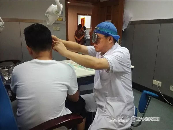 女友亲吻时用力过猛，男生紧急进医院，有个部位被亲破了……

