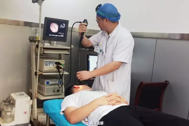 女友亲吻时用力过猛，男生紧急进医院，有个部位被亲破了……

