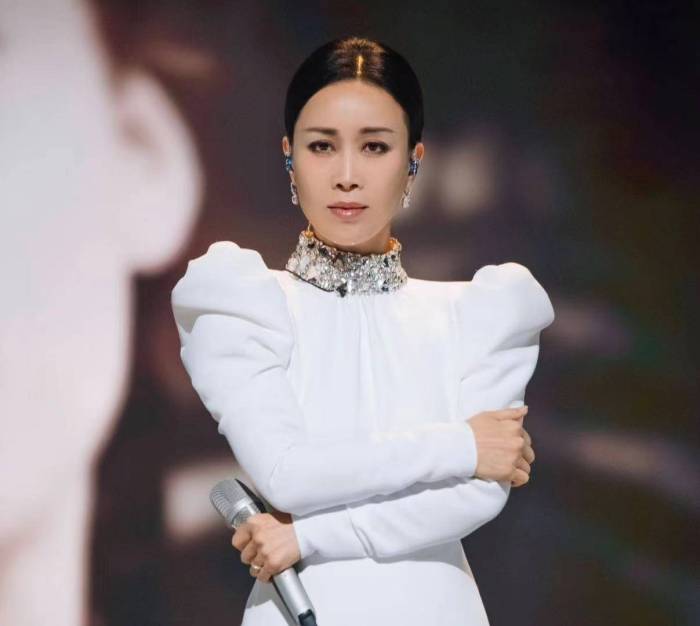 怕了？那英请辞上海音乐节，疑被气出病，现身泰国面黄肌瘦太憔悴