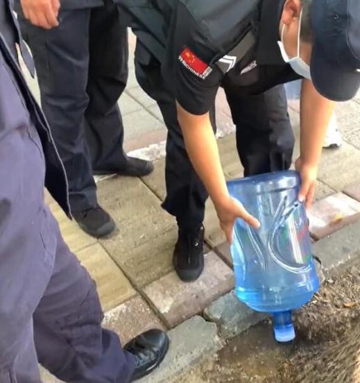 官方回应保安倒掉罕见病患接过的水