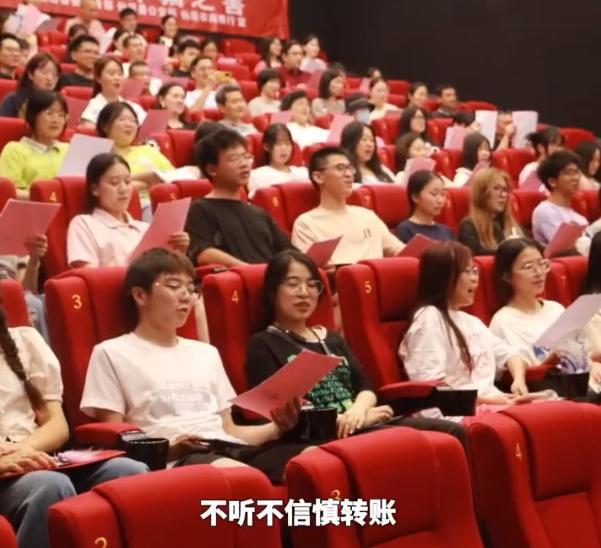 天上真掉“馅饼”，浙江公安反诈骗太拼了，免费请市民看孤注一掷