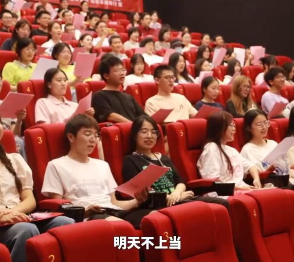 天上真掉“馅饼”，浙江公安反诈骗太拼了，免费请市民看孤注一掷
