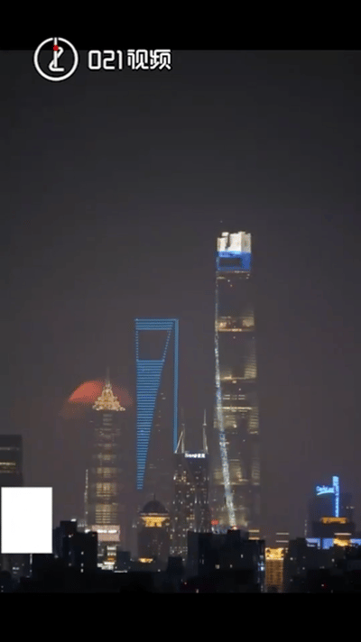 上海陆家嘴惊现“穿越”一幕，有人拍到了！