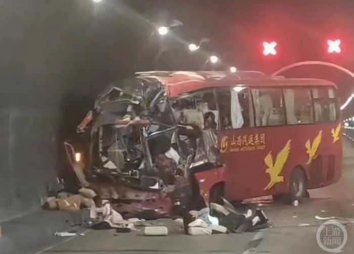 山西五台凤凰岭隧道大巴车撞墙，致5人遇难3人重伤