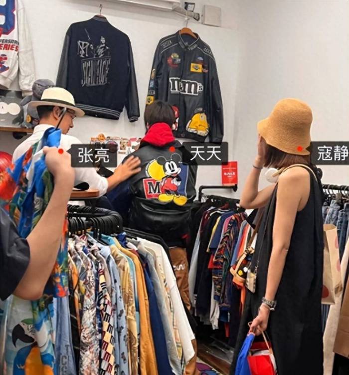 16岁天天国外求学，张亮不舍分离肩扛189儿子现身机场，惹人泪目