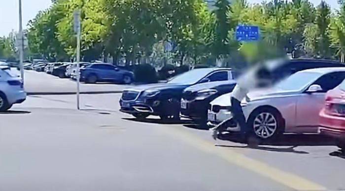 痴心男子沿路专挑豪车连砸十几辆离去，还高喊：让你有钱已控制

