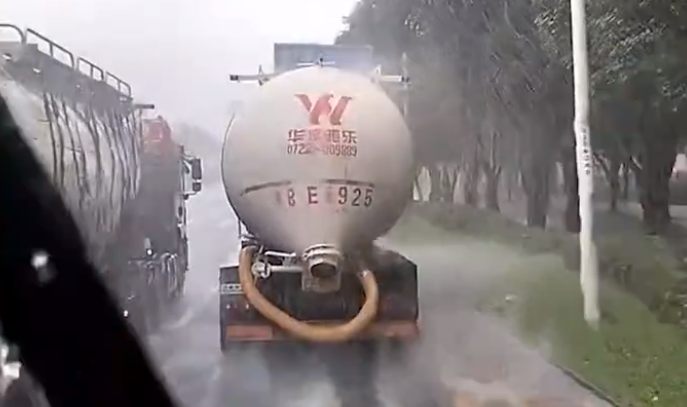 曝深圳一洒水车雨中作业