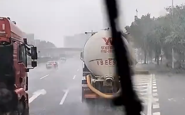 曝深圳一洒水车雨中作业