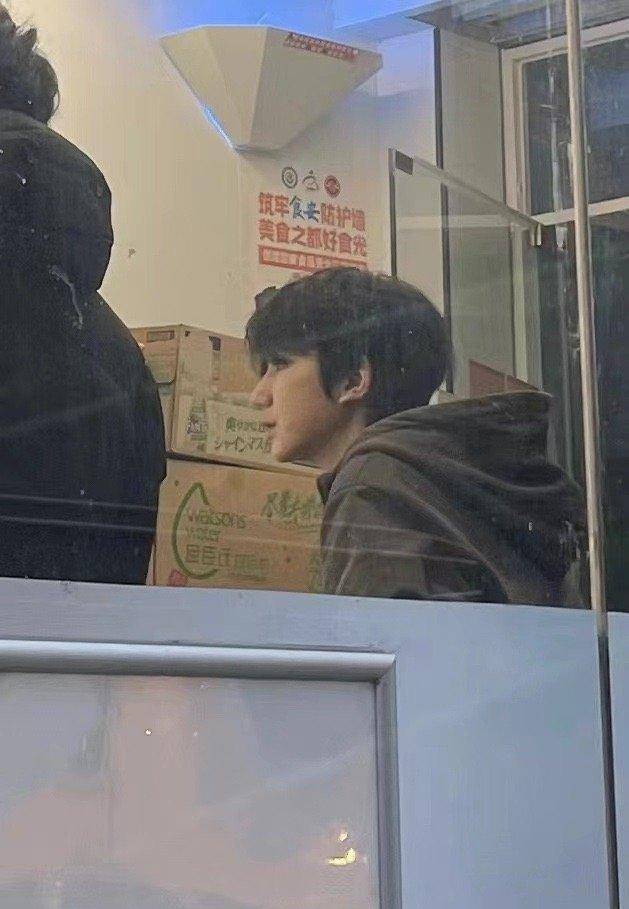 网友偶遇王源生图