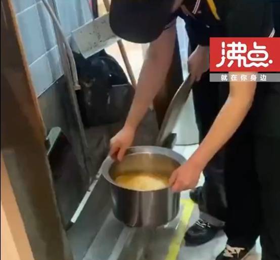 餐厅回应在拖把池用自来水勾兑橙汁