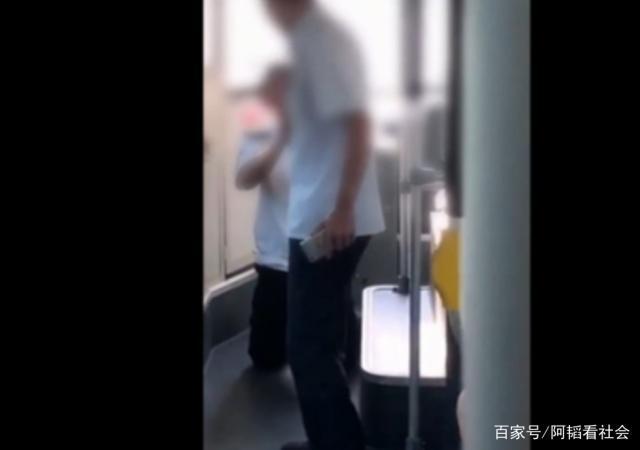 公交司机当众下跪求老人撤销投诉