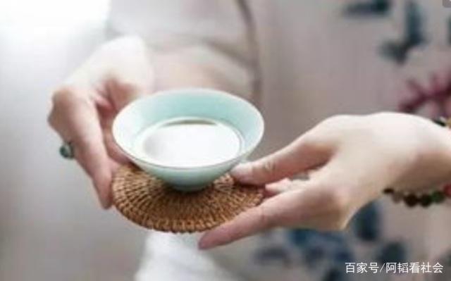 公交司机当众下跪求老人撤销投诉
